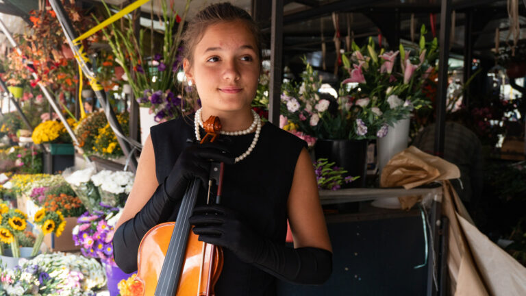 Film still: Kruna, the violin and the stage fright